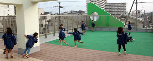 屋上園庭で遊ぶ子どもたち